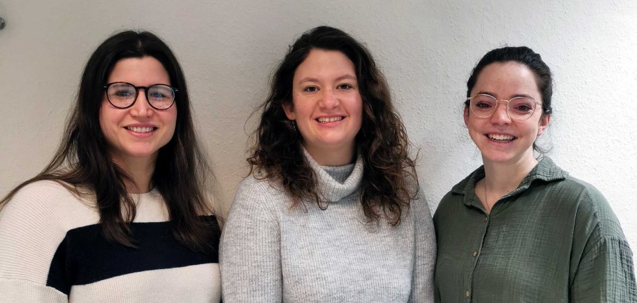 Selina Mengel, Laura Tkotz und Henrike Rupp vom Jugendamt des Vogelsbergkreises lächeln in die Kamera