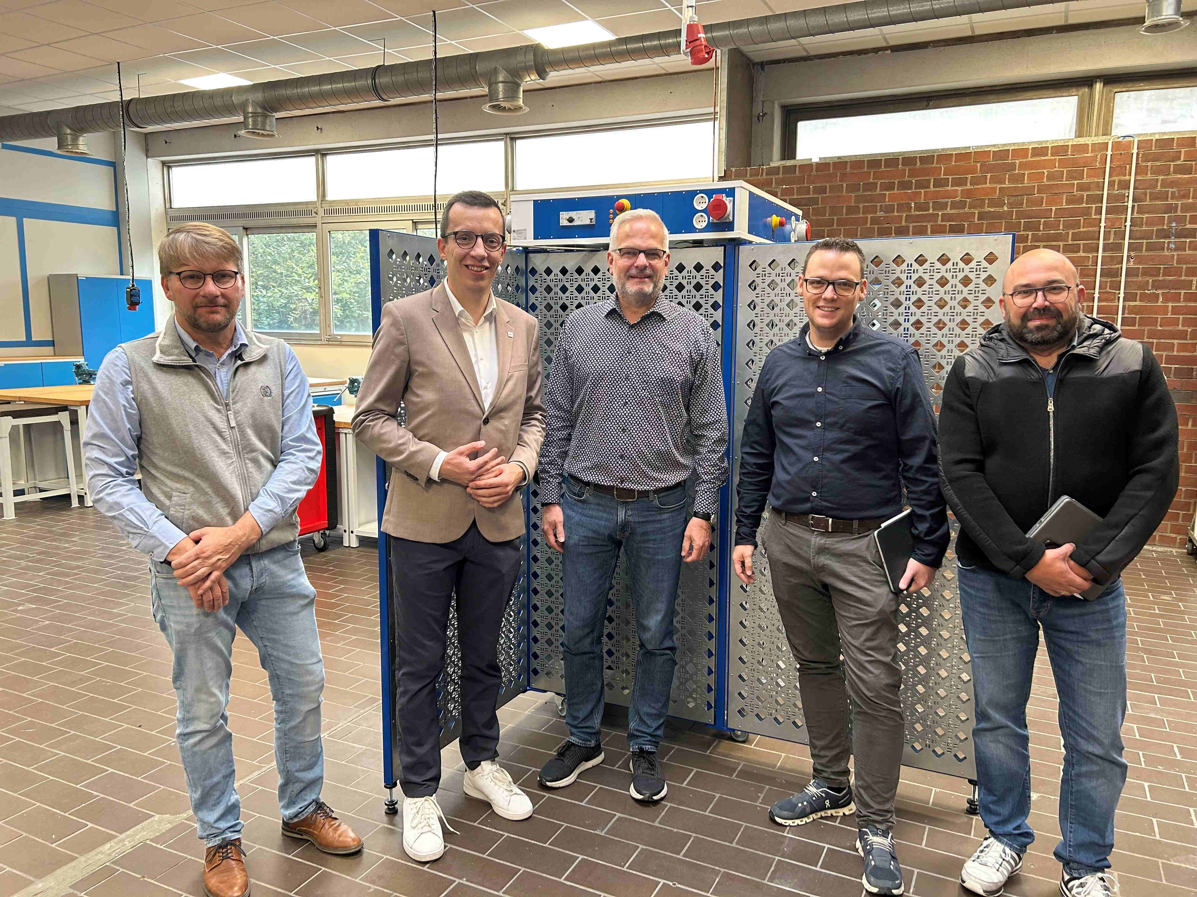 Fünf Männer haben sich zum Gruppenbild aufgestellt und schauen in die Kamera. Sie besuchen die Max-Eyth-Schule. 