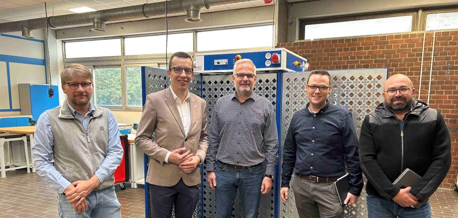 Fünf Männer haben sich zum Gruppenbild aufgestellt und schauen in die Kamera. Sie besuchen die Max-Eyth-Schule. 