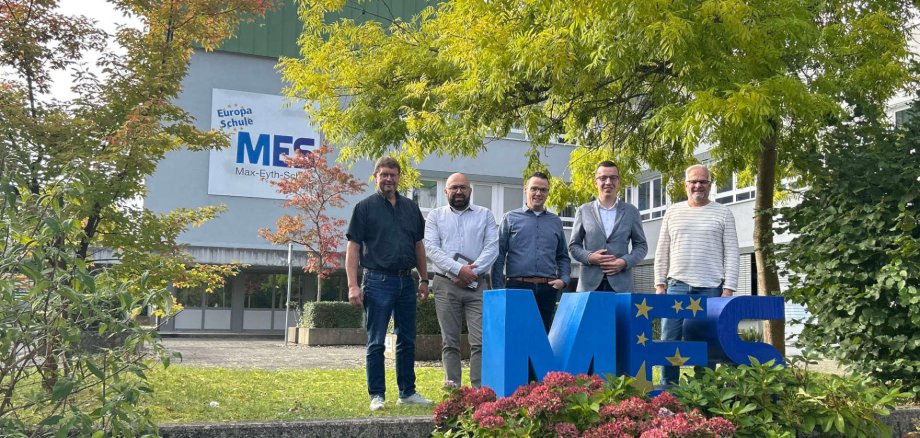 Schulbesuch an der MES: Erster Kreisbeigeordneter und Schuldezernent Patrick Krug (zweiter von rechts), gemeinsam mit Schulleiter Friedhelm Walther (von rechts), Matthias Röse, Leiter des Amts für Schulische Bildung und Betreuung, Stefan Schmidt, Leiter des Amtes für Hochbau, Energie und Gebäudewirtschaft, und dem stellvertretenden Schulleiter Matthias Schneider.