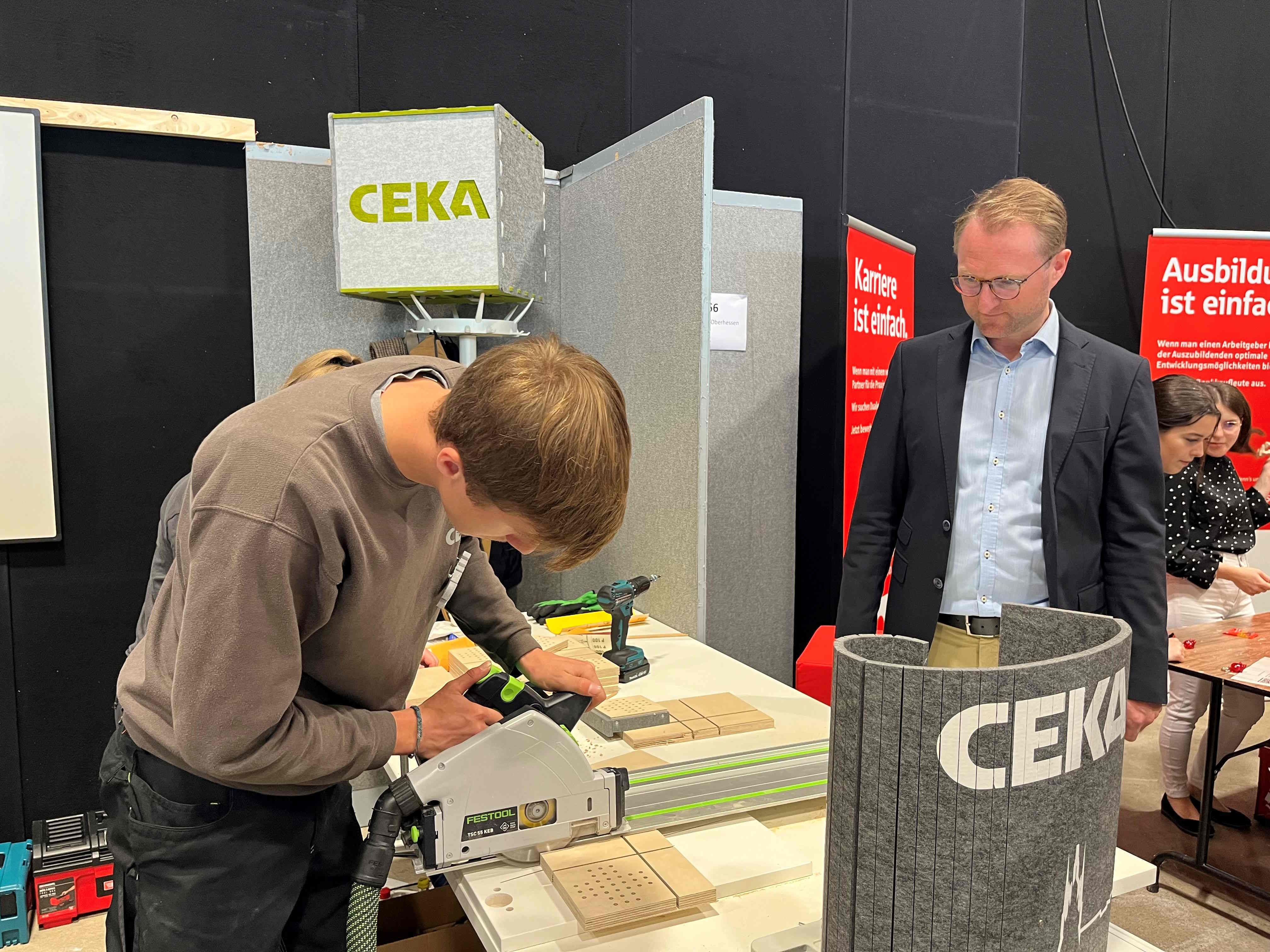 Erster Kreisbeigeordneter und Wirtschaftsdezernent Dr. Jens Mischak (rechts) informierte sich auf der Aus- und Weiterbildungsmesse über unterschiedliche Unternehmen und deren Ausbildungsplätze. 