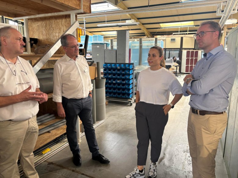 Im Gespräch in der Produktionsstätte: Inhaber und Geschäftsführer Michael Keil, Regierungspräsident Dr. Christoph Ullrich, Betriebsleiterin Annekathrin Walter gemeinsam mit Landrat Dr. Jens Mischak.