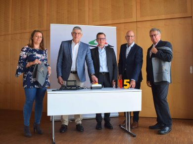 Legen den Schalter für die „115“ um: Landrat Manfred Görig (Zweiter von links), schaltet gemeinsam mit Katharina Michel (von links), vom Landkreis Fulda, Thomas Koch, Referatsleiter Abteilung Verwaltungsdigitalisierung bei der Hessischen Ministerin für Digitale Strategie und Entwicklung, Ulrich Schäfer, Leiter des Haupt- und Personalamtes, und Manfred Hendel, im Auftrag des Hessischen Ministeriums des Innern und für Sport, symbolisch die „115“ scharf.