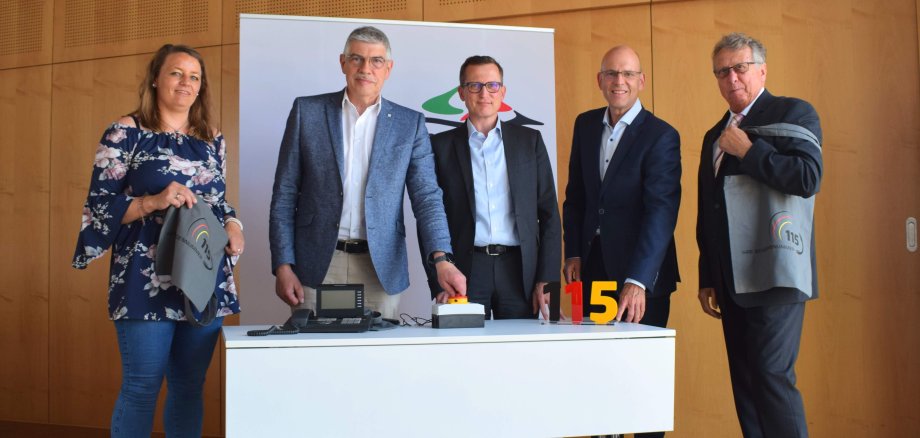 Legen den Schalter für die „115“ um: Landrat Manfred Görig (Zweiter von links), schaltet gemeinsam mit Katharina Michel (von links), vom Landkreis Fulda, Thomas Koch, Referatsleiter Abteilung Verwaltungsdigitalisierung bei der Hessischen Ministerin für Digitale Strategie und Entwicklung, Ulrich Schäfer, Leiter des Haupt- und Personalamtes, und Manfred Hendel, im Auftrag des Hessischen Ministeriums des Innern und für Sport, symbolisch die „115“ scharf.