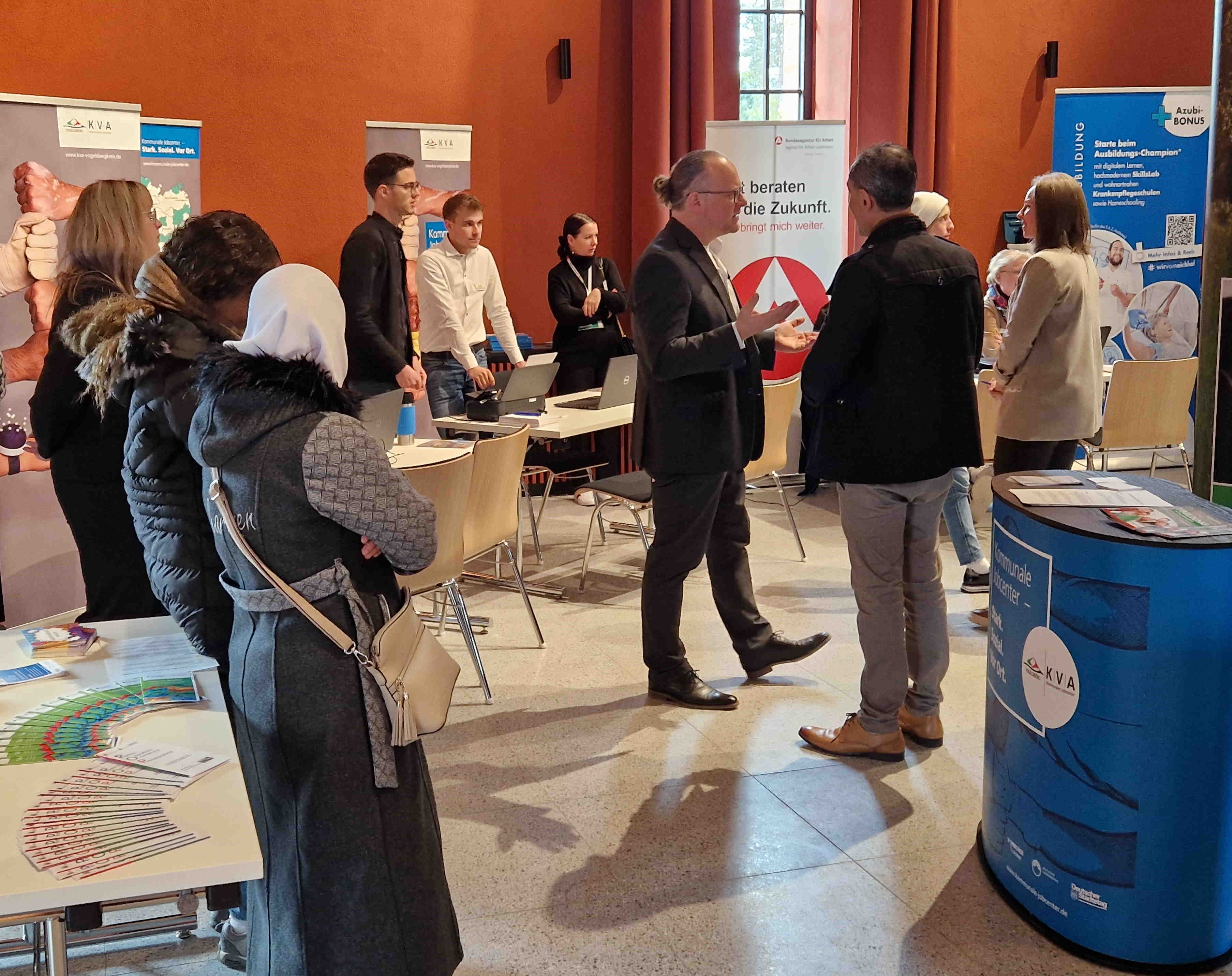 Foto von Teilnehmern der Minimesse im Schlitzer "Hahnekiez". Dort veranstaltete die KVA eine Beratungsveranstaltung für Arbeitgeber und potenzielle Arbeitnehmer. 