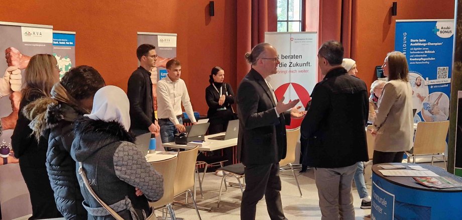 Foto von Teilnehmern der Minimesse im Schlitzer "Hahnekiez". Dort veranstaltete die KVA eine Beratungsveranstaltung für Arbeitgeber und potenzielle Arbeitnehmer. 