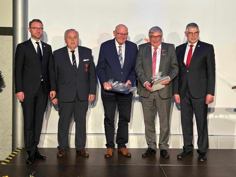 Mit dem Ehrenteller mit goldener Anstecknadel für 25-jährige Tätigkeit für den Vogelsbergkreis wurden im Rahmen der feierlichen Kreistagssitzung Kurt Wiegel (Mitte) und Hans-Jürgen Herbst (Zweiter von rechts) ausgezeichnet. Landrat Manfred Görig (von rechts) nahm gemeinsam mit Dr. Hans Heuser, Kreistagsvorsitzender, und Dr. Jens Mischak, Erster Kreisbeigeordneter, die Ehrung vor.