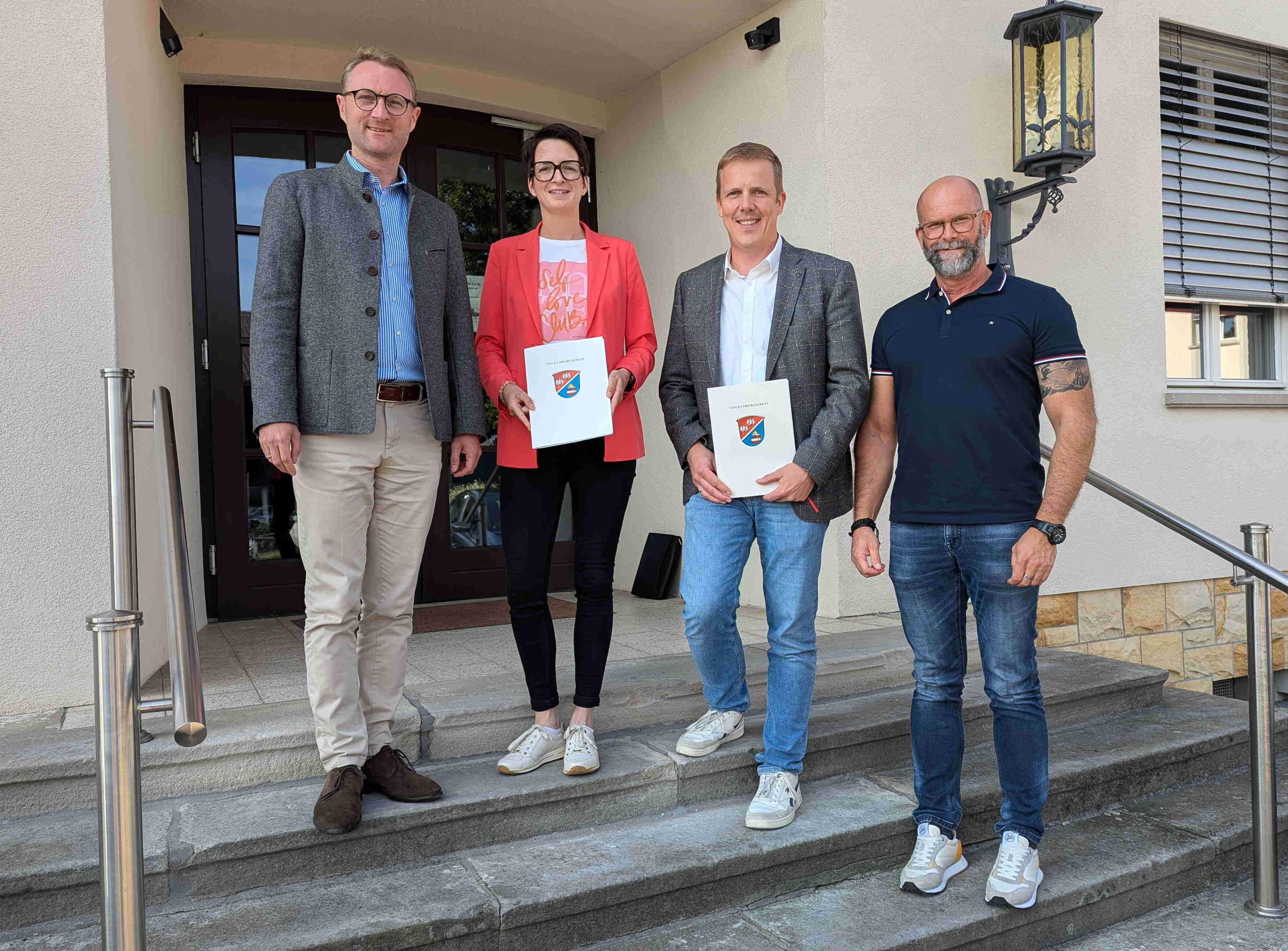 Landrat Dr. Jens Mischak (von links) übergibt Zuwendungsbescheide für Mittel aus der Dorfentwicklung für Projekte der Stadt Homberg sowie der Gemeinde Feldatal. Simke Ried, Bürgermeisterin der Stadt Homberg, und Timo Wagner, Erster Beigeordneter der Gemeinde Feldatal, nehmen die Bescheide aus den Händen des Landrats und Jörg Stieler (rechts), vom Sachgebiet Dorf- und Regionalentwicklung im Amt für Wirtschaft und den Ländlichen Raum des Vogelsbergkreises, in Empfang.