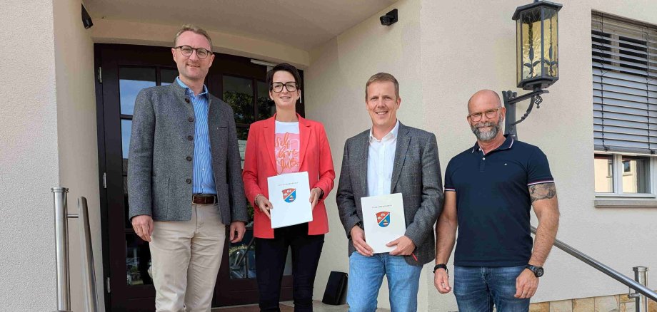 Landrat Dr. Jens Mischak (von links) übergibt Zuwendungsbescheide für Mittel aus der Dorfentwicklung für Projekte der Stadt Homberg sowie der Gemeinde Feldatal. Simke Ried, Bürgermeisterin der Stadt Homberg, und Timo Wagner, Erster Beigeordneter der Gemeinde Feldatal, nehmen die Bescheide aus den Händen des Landrats und Jörg Stieler (rechts), vom Sachgebiet Dorf- und Regionalentwicklung im Amt für Wirtschaft und den Ländlichen Raum des Vogelsbergkreises, in Empfang.