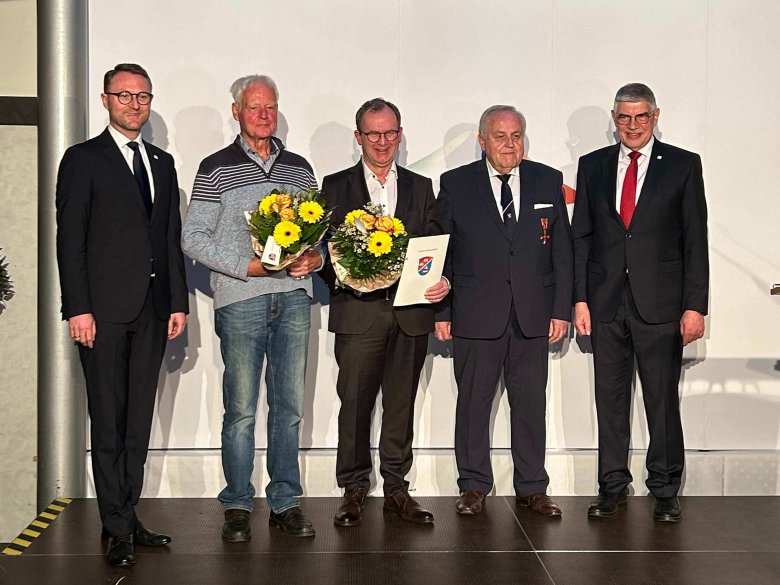 Landrat Manfred Görig (von rechts), Kreistagsvorsitzender Dr. Hans Heuser und Erster Kreisbeigeordneter Dr. Jens Mischak (von links), ernannten Dr. Erik Siefart zum Ehrenkreistagsabgeordneten und Uwe Meyer zum Ehrenkreisbeigeordneten. Auf dem Foto fehlt Ehrenkreistagsabgeordneter Ernst-Uwe Offhaus.