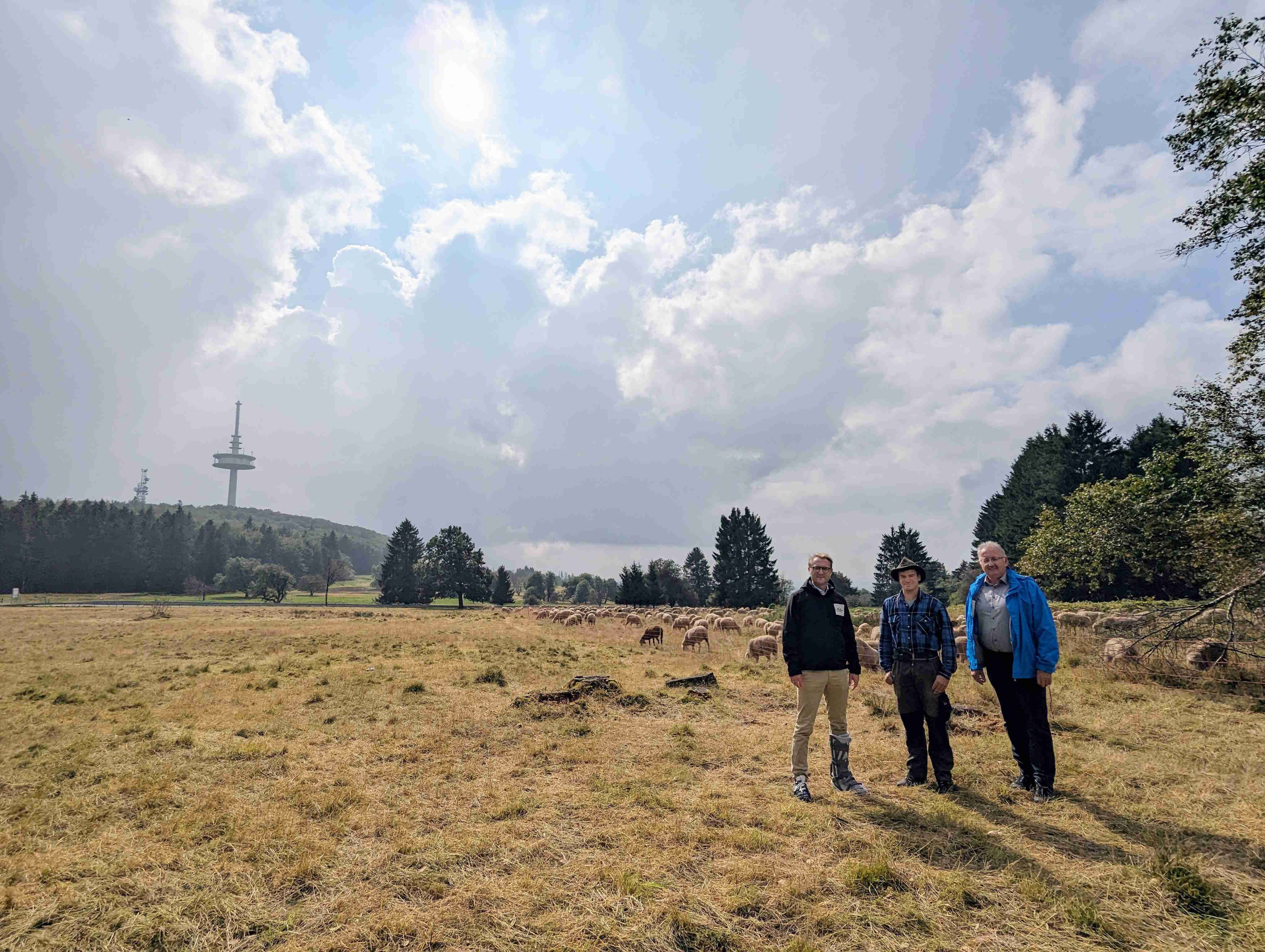 Dr. Jens Mischak (links), Landwirtschaftsdezernent und Erster Kreisbeigeordneter, und Ronny Mohr, Leiter des Amtes für Wirtschaft und den ländlichen Raum, besuchen den Betrieb von Schafhalter Florian Vierheller, der rund um Breungeshain Grün- und Ackerland bewirtschaftet.