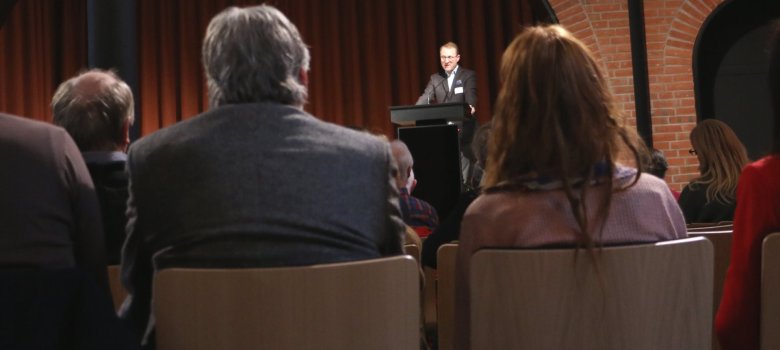 Landrat Dr. Jens Mischak begrüßte und unterstrich die Wichtigkeit von Kultur im ländlichen Raum