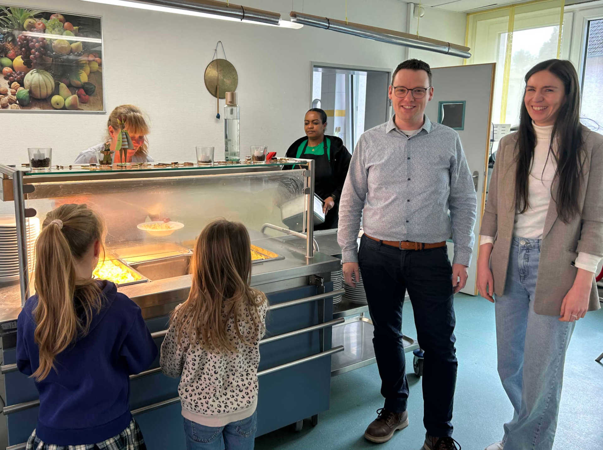 In Sachen Ganztagsbetreuung ist der Vogelsbergkreis schon gut dabei, dieses Angebot gibt es an nahezu allen Grundschulen. Das bedeutet auch: Pro Tag werden über 1.000 Portionen Mittagessen an den Grundschulen ausgeteilt, wie Matthias Röse, Leiter des Amtes für Schulische Bildung und Betreuung, und seine Mitarbeiterin Kristina Dickel (rechts) vorrechnen.