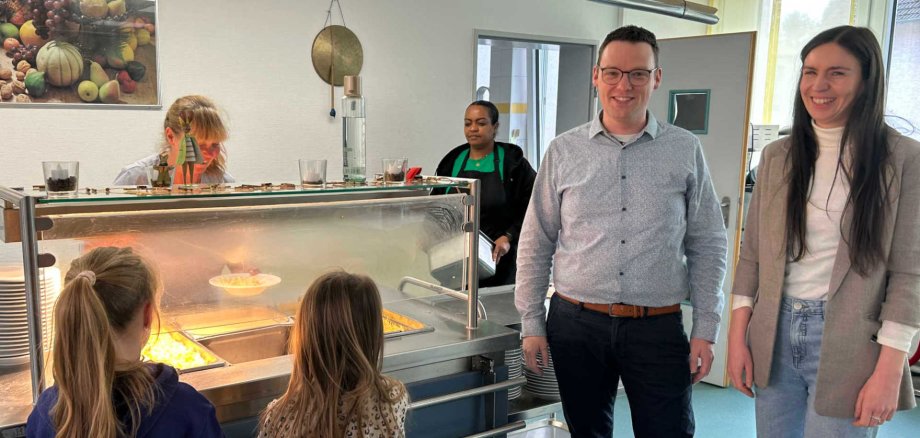 In Sachen Ganztagsbetreuung ist der Vogelsbergkreis schon gut dabei, dieses Angebot gibt es an nahezu allen Grundschulen. Das bedeutet auch: Pro Tag werden über 1.000 Portionen Mittagessen an den Grundschulen ausgeteilt, wie Matthias Röse, Leiter des Amtes für Schulische Bildung und Betreuung, und seine Mitarbeiterin Kristina Dickel (rechts) vorrechnen.