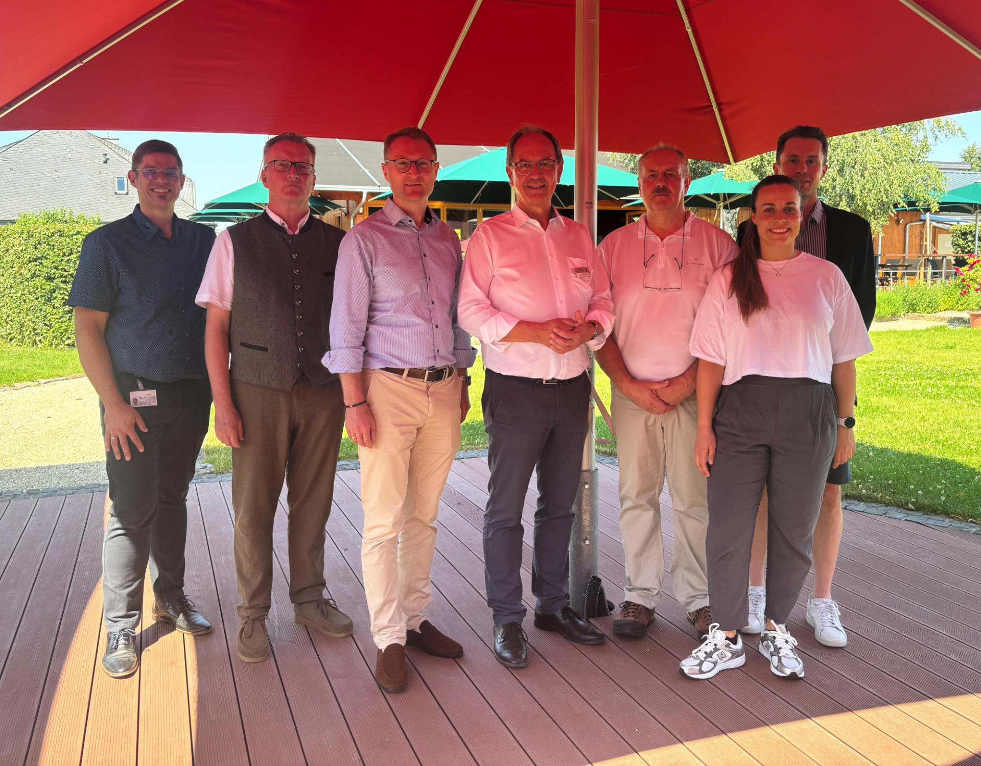 Besuch eines global agierenden Unternehmens mitten im Vogelsbergkreis: Landrat Dr. Jens Mischak (Dritter von links) gemeinsam mit dem Gießener Regierungspräsident Dr. Christoph Ullrich gewannen gemeinsam mit Andreas Sommer, Bürgermeister von Mücke, einen Einblick in die Arbeit von „MK Versuchsanlagen“ in Mücke-Merlau. Firmenchef Micheal Keil (Dritter von rechts), Tochter Annekathrin Walter, ihr Ehemann André Walter sowie Christopher Matych (links) führten die Mandatsträger durch die Produktionsstätten.