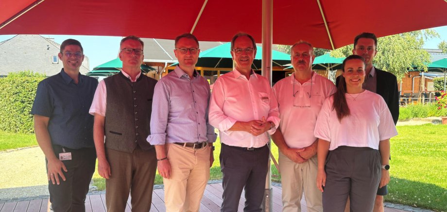 Besuch eines global agierenden Unternehmens mitten im Vogelsbergkreis: Landrat Dr. Jens Mischak (Dritter von links) gemeinsam mit dem Gießener Regierungspräsident Dr. Christoph Ullrich gewannen gemeinsam mit Andreas Sommer, Bürgermeister von Mücke, einen Einblick in die Arbeit von „MK Versuchsanlagen“ in Mücke-Merlau. Firmenchef Micheal Keil (Dritter von rechts), Tochter Annekathrin Walter, ihr Ehemann André Walter sowie Christopher Matych (links) führten die Mandatsträger durch die Produktionsstätten.
