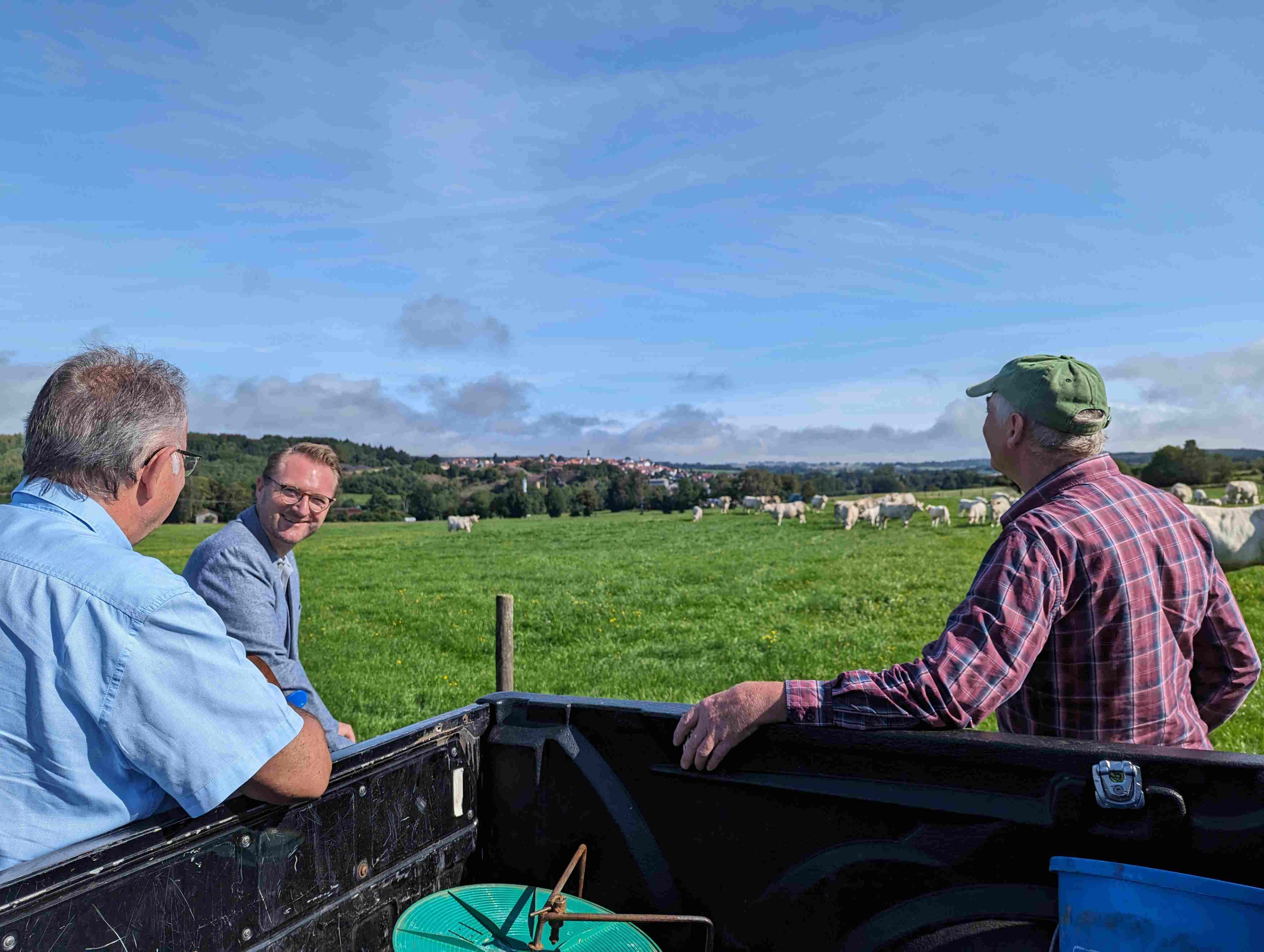 Erster Kreisbeigeordneter Dr. Jens Mischak (Mitte) ist gemeinsam mit Ronny Mohr (links), dem Leiter des Vogelsberger Amtes für Wirtschaft und den ländlichen Raum, zu Besuch im Mutterkuhbetrieb von Landwirtschaftsmeister Hans-Jörg von Schönfels. Die Mutterkuhherden kommen schon früh im Jahr auf die Weiden vor Herbstein. 