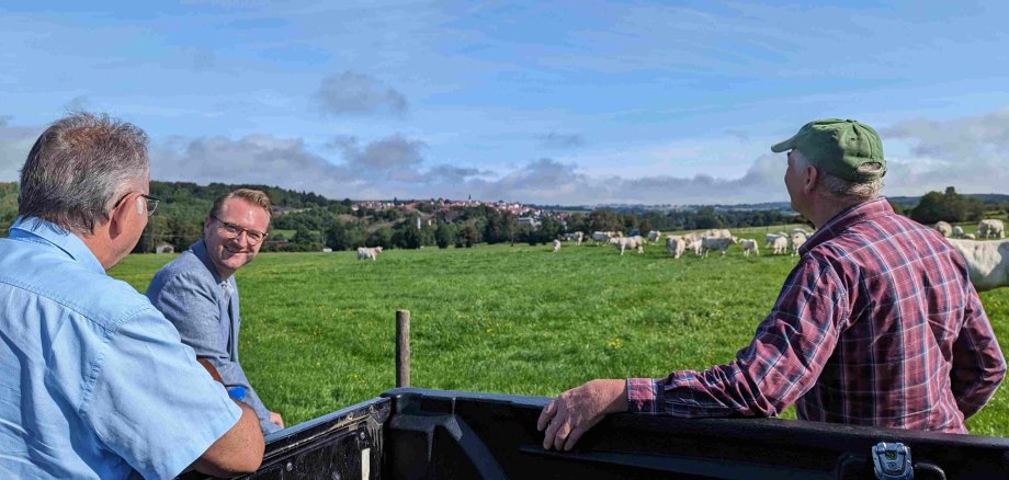 Erster Kreisbeigeordneter Dr. Jens Mischak (Mitte) ist gemeinsam mit Ronny Mohr (links), dem Leiter des Vogelsberger Amtes für Wirtschaft und den ländlichen Raum, zu Besuch im Mutterkuhbetrieb von Landwirtschaftsmeister Hans-Jörg von Schönfels. Die Mutterkuhherden kommen schon früh im Jahr auf die Weiden vor Herbstein. 