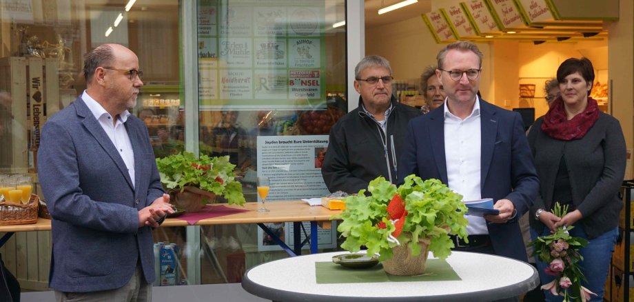 17.500 Euro für den Dorfladen Crainfeld: Dr. Jens Mischak, Erster Kreisbeigeordneter, hat einen Bescheid dabei, den Werner Müller (links), Aufsichtsratsvorsitzender der Genossenschaft, und Nicole Jäger (rechts), Ortsvorsteherin und im Projektteam, in Empfang nehmen.