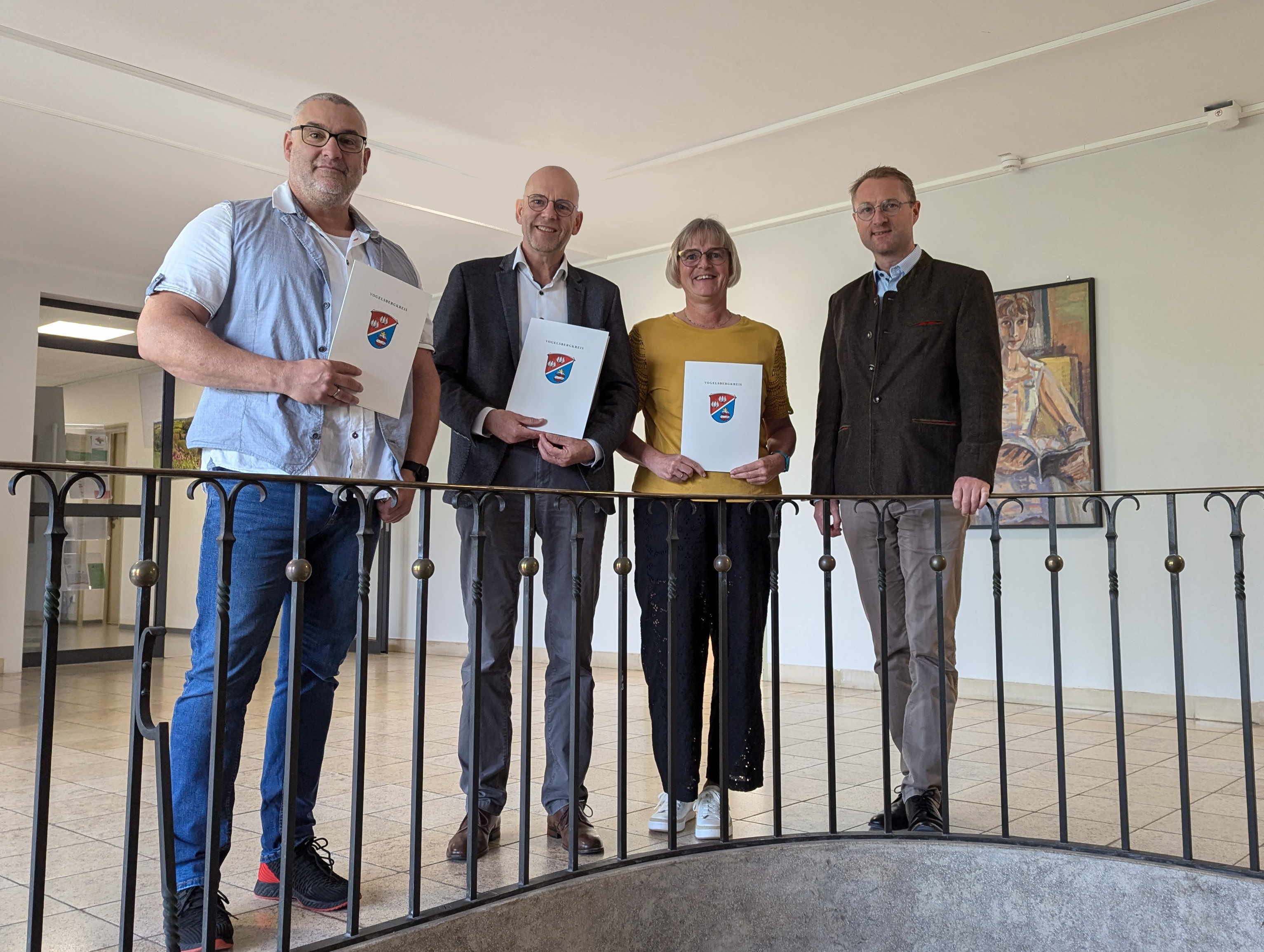 Landrat Dr. Jens Mischak (von rechts) gratuliert Martina Schneider und Haupt- und Personalamtsleiter Ulrich Schäfer zum 40-jährigen Dienstjubiläum sowie Thomas Müller zum 25-Jährigen. 