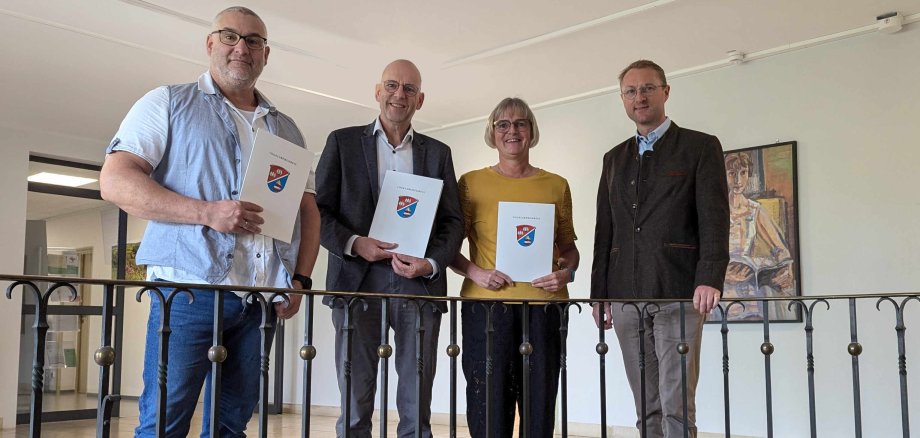 Landrat Dr. Jens Mischak (von rechts) gratuliert Martina Schneider und Haupt- und Personalamtsleiter Ulrich Schäfer zum 40-jährigen Dienstjubiläum sowie Thomas Müller zum 25-Jährigen. 