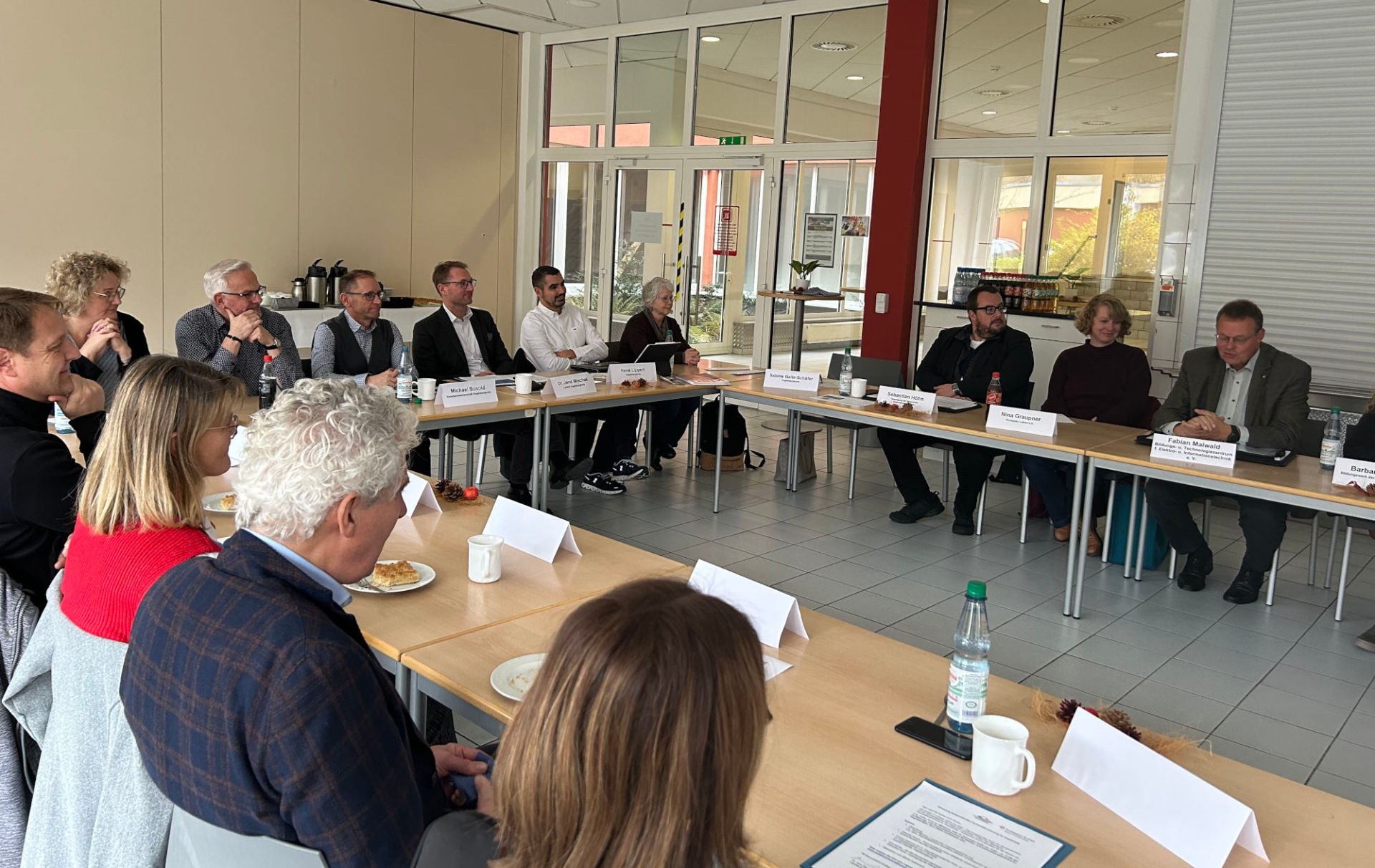 In Sachen Fachkräftesicherung arbeiten im Vogelsberg zahlreiche Akteure erfolgreich zusammen, betont Landrat Dr. Jens Mischak beim jüngsten Treffen.