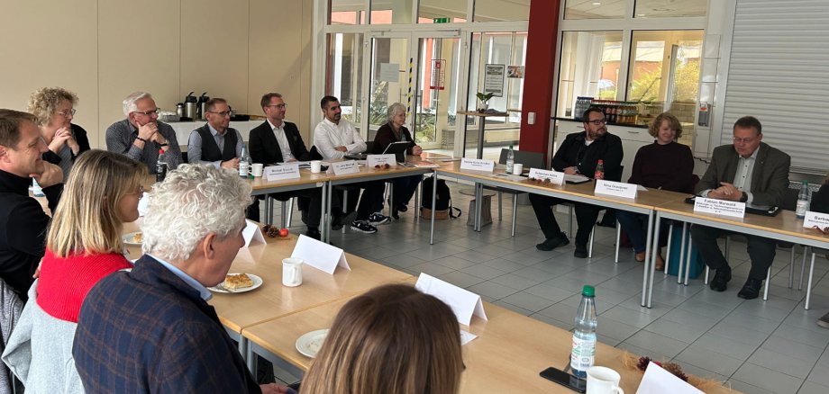 In Sachen Fachkräftesicherung arbeiten im Vogelsberg zahlreiche Akteure erfolgreich zusammen, betont Landrat Dr. Jens Mischak beim jüngsten Treffen.