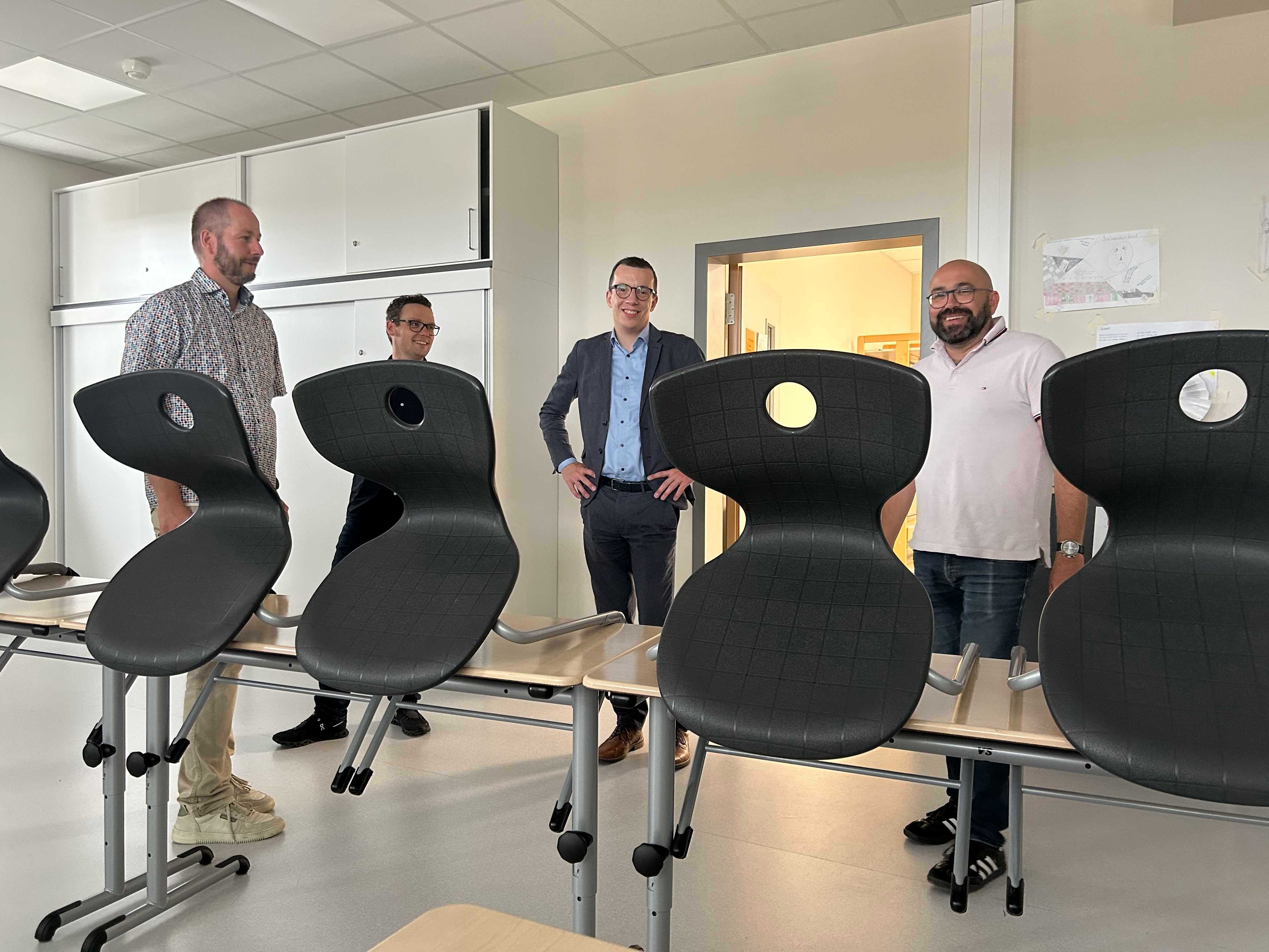 Erster Kreisbeigeordneter Patrick Krug (Zweiter von rechts) nimmt gemeinsam mit Stufenleiter Sebastian Birx, Matthias Röse, dem Leiter des Amtes für schulische Bildung und Betreuung, und Stefan Schmidt, dem Leiter des Amtes für Hochbau, Energie und Gebäudewirtschaft (von links), den modernen Erweiterungsbau an der Oberwaldschule in Grebenhain in Augenschein.