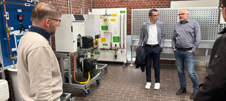 Erster Kreisbeigeordneter und Schuldezernent Patrick Krug (Mitte) gemeinsam mit Schulleiter Friedhelm Walther (rechts) und Thomas Spohr, Koordinator Fachpraxis an der MES, im nun komplettierten und hoch spezialisierten Fachbereich SHK an der Max-Eyth-Schule in Alsfeld.