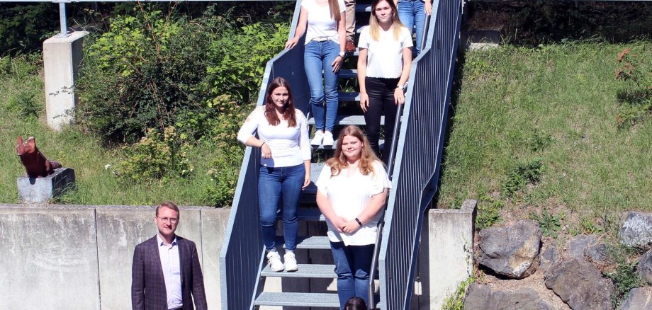 Erster Kreisbeigeordneter Dr. Jens Mischak (unten links) begrüßt gemeinsam mit Haupt- und Personalamtsleiter Ulrich Schäfer (oben links) die neuen Auszubildenden (von unten nach oben): Anina Müller, Sarah Kuhla, Cora Weiß, Alina Warkentin, Annika Goll und Marie Vaupel. 