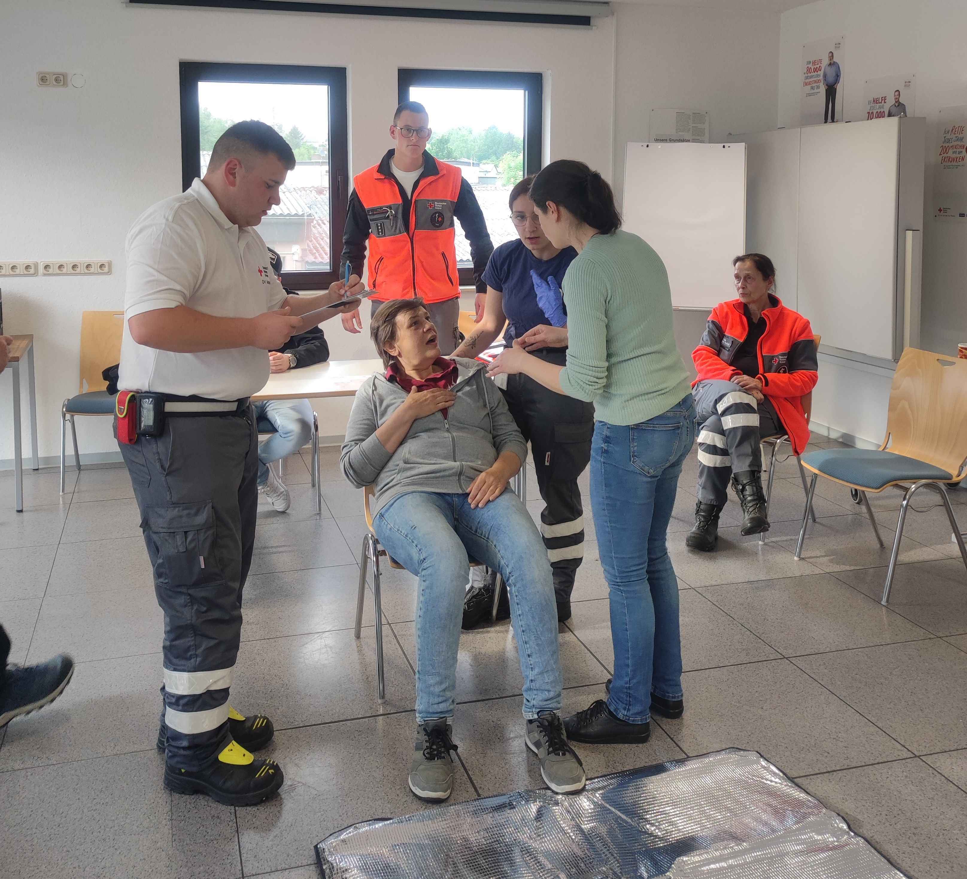 Übung beim DRK: Hier vermitteln die Notfall-Dolmetscher zwischen „Patientin“ und den Rettungskräften.