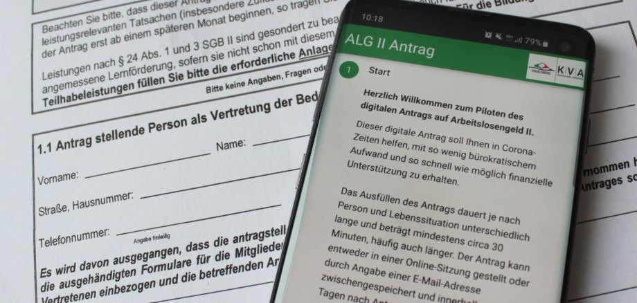 Symbolbild: Ein Smartphone zeigt den Online-Antrag für Arbeitslosengeld-II, den die KVA Vogelsbergkreis anbietet.