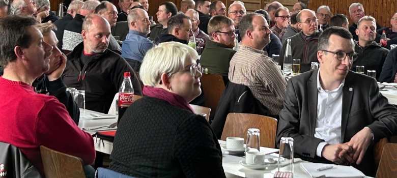 Blick in den Saal: Auch Landtagsabgeordnete Jennifer Gießler und Erster Kreisbeigeordneter Patrick Krug nehmen an der Versammlung teil.
