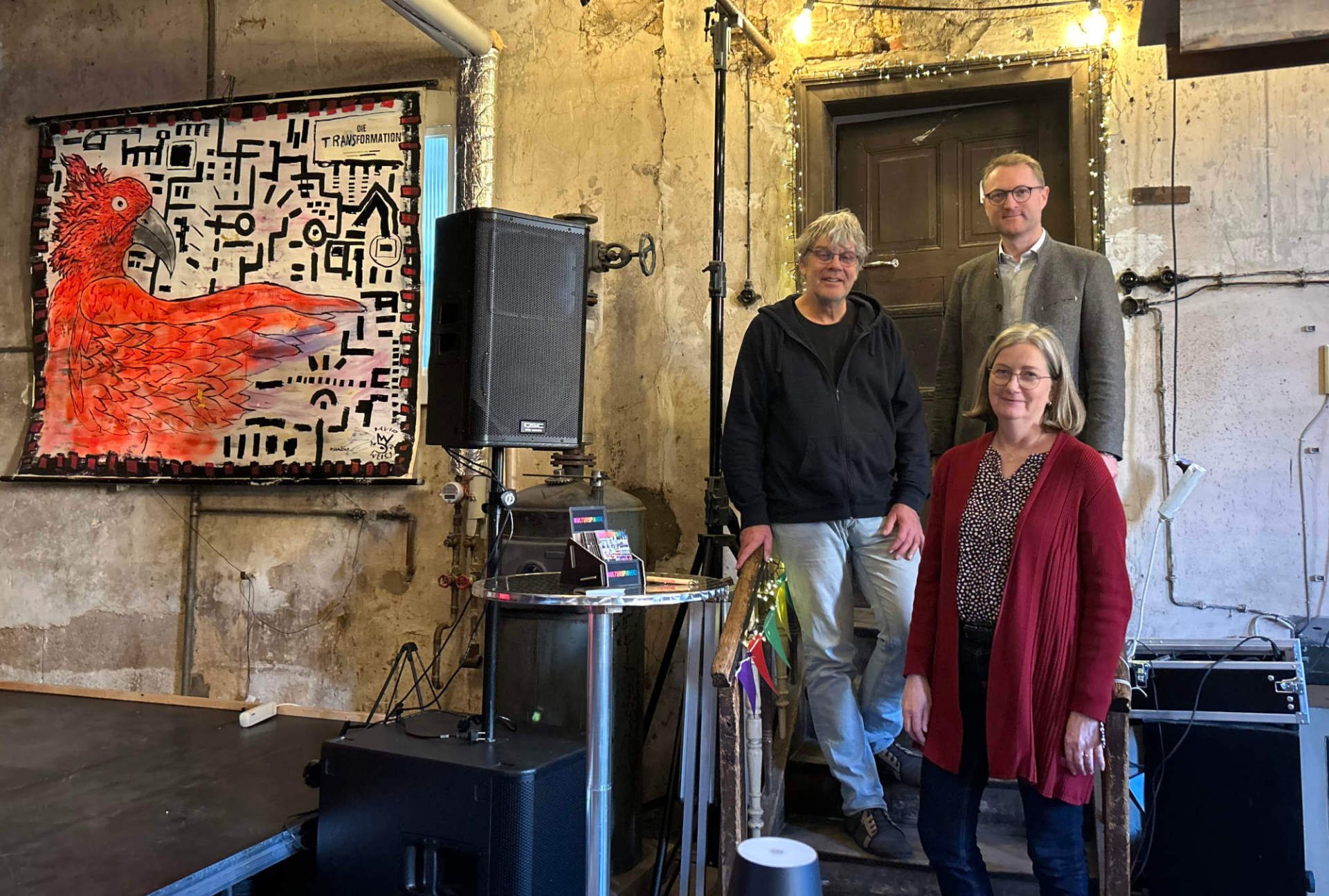 Fünf Jahre Kulturprojekt TraVogelsberg: Landrat Dr. Jens Mischak, Andrea Ortstadt, Kulturförderung im Amt für Wirtschaft und den ländlichen Raum, und Klaus Scheuer (links), Leiter des Projektpartners KulturSpinnerei – Lauterbacher Musikschule, haben zum Ende der Förderphase eine positive Bilanz gezogen.