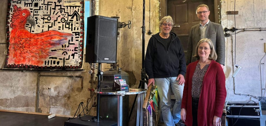 Fünf Jahre Kulturprojekt TraVogelsberg: Landrat Dr. Jens Mischak, Andrea Ortstadt, Kulturförderung im Amt für Wirtschaft und den ländlichen Raum, und Klaus Scheuer (links), Leiter des Projektpartners KulturSpinnerei – Lauterbacher Musikschule, haben zum Ende der Förderphase eine positive Bilanz gezogen.