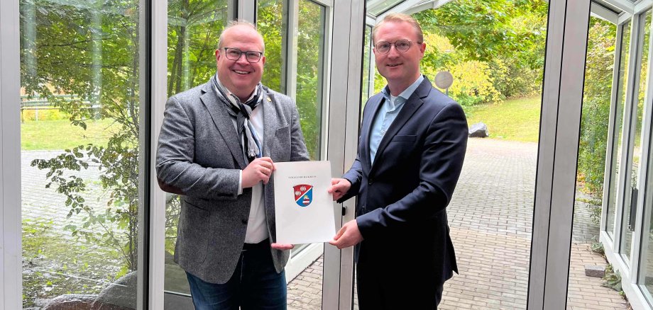 50.000 Euro für Planung und Konzept: Erster Kreisbeigeordneter Dr. Jens Mischak (rechts) übergibt den Förderbescheid an den Bürgermeister der Stadt Alsfeld Stephan Paule.