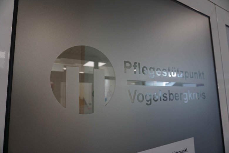 Eine Folienbeklebung auf einer Glastür zeigt das Logo des Pflegestützpunkts Vogelsberg.