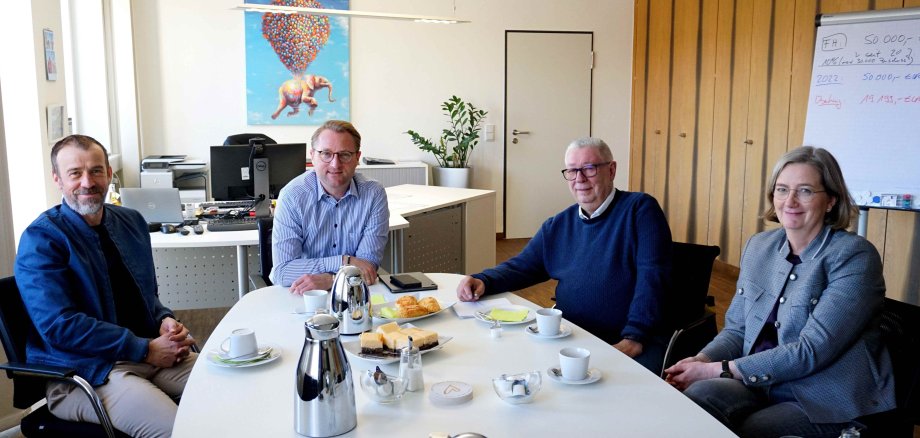 Dr. Jens Mischak (Mitte), Erster Kreisbeigeordneter, Mark Philippi (von links), Vorsitzender des IHK-Regionalausschusses, Kreishandwerksmeister Edwin Giese und Andrea Ortstadt von der Wirtschaftsförderung beim Jahresgespräch in der Kreisverwaltung