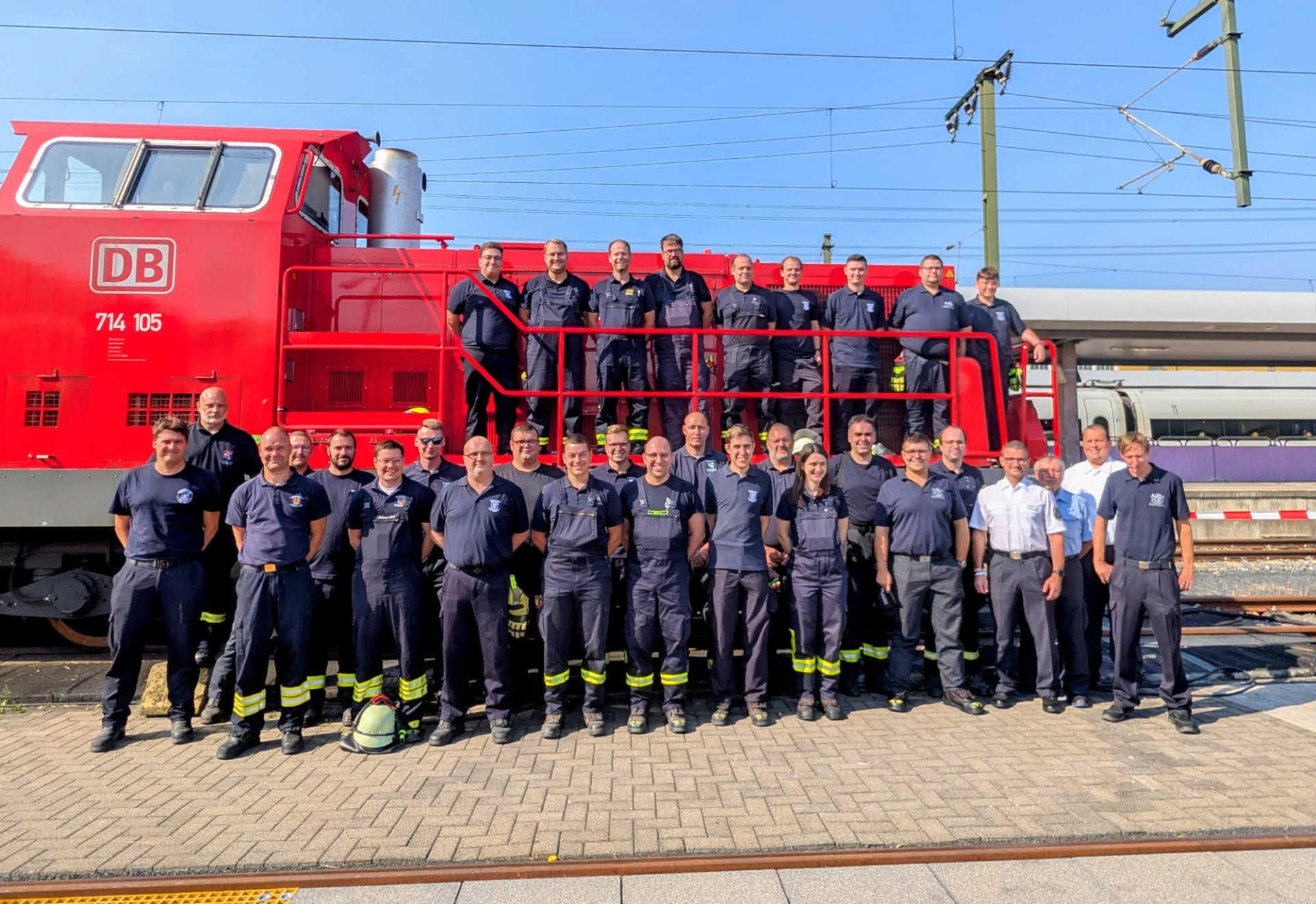 Gruppenfoto zum Abschluss der Fortbildung "Technische Hilfeleistung-Bahn-Ausbildung für Portalfeuerwehren" in Fulda. 