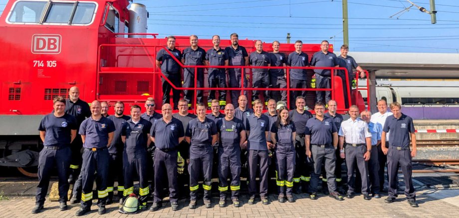 Gruppenfoto zum Abschluss der Fortbildung "Technische Hilfeleistung-Bahn-Ausbildung für Portalfeuerwehren" in Fulda.