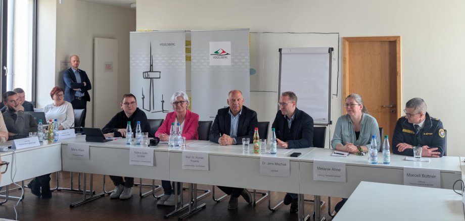 Realitätsnaher kann eine Übung kaum sein: Hessens Innenminister Prof. Roman Poseck und Landrat Dr. Jens Mischak (Mitte) stellen sich gemeinsam mit Kreisbrandinspektor Marcell Büttner, Melanie Ahne, Leitung Verwaltungsstab, Pressesprecherin Sabine Galle-Schäfer und Jurist Marion Klein aus dem Sachgebiet Recht (von rechts) in einer kurzfristig anberaumten Pressekonferenz den Fragen der „Journalisten“.