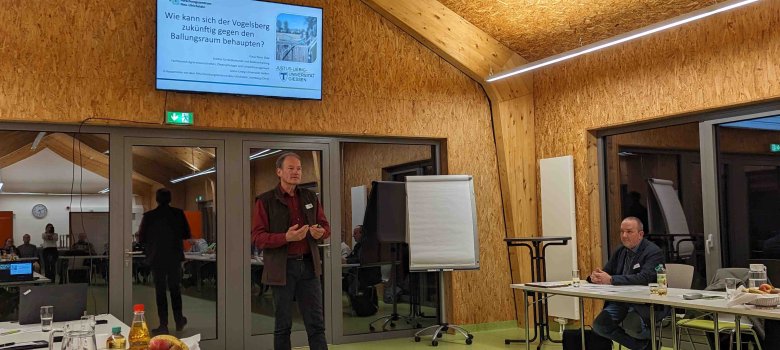 Prof. Dr. Klaus Peter Ebke, Honorarprofessor an der Justus-Liebig-Universität in Gießen, Institut für Bodenkunde und Bodenerhaltung sowie wissenschaftlicher Leiter des FNU Forschungszentrums Neu-Ulrichstein, ging auf die Frage ein, wie sich der Vogelsberg in der Bioökonomie-Entwicklung gegenüber Ballungsräumen behaupten kann. 