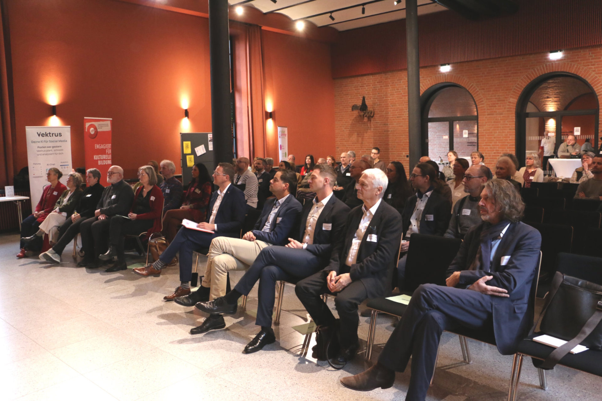 Im Schlitzer Hahnekiez fand jetzt die dritte Kulturplattform statt. Es sind mehrere Stuhlreihen mit Zuschauern zu sehen.