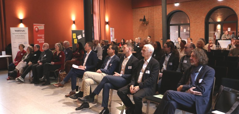 Im Schlitzer Hahnekiez fand jetzt die dritte Kulturplattform statt. Es sind mehrere Stuhlreihen mit Zuschauern zu sehen.