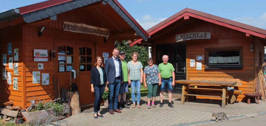 Gemeinsam mit dem Ersten Kreisbeigeordneten Dr. Jens Mischak (Zweiter von links) ist Anja Püchner, Leiterin des Amtes für Wirtschaft und den ländlichen Raum, zu Besuch auf dem Brückenwiesenhof. Klaus und Irmgard Löffler (von links) begrüßen die beiden gemeinsam mit Esther Waldeck und Andreas Löffler vor der Frischmilchtankstelle.