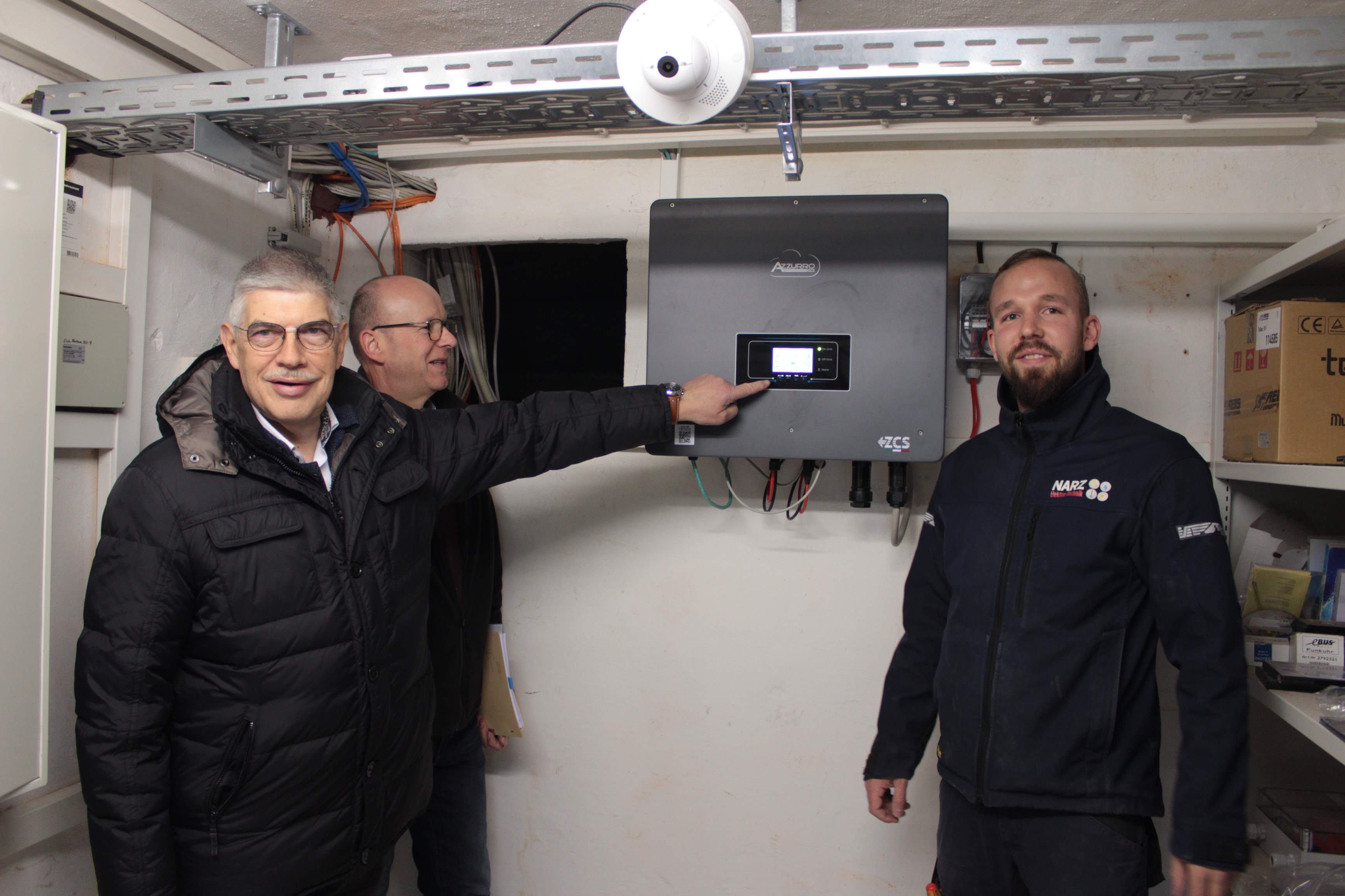 Der Strom fließt: Landrat Manfred Görig (links) ist dabei, als die neue PV-Anlage auf dem Dach des Amtes für Hochbau, Energie und Gebäudewirtschaft in der Färbergasse 3 in Alsfeld in Betrieb geht. Die Installation wurde maßgeblich von Jürgen Henke (Zweiter von links) betreut, für den Anschluss zeichnet Moritz Narz (Elektro-Technik Narz Herbstein) verantwortlich.
