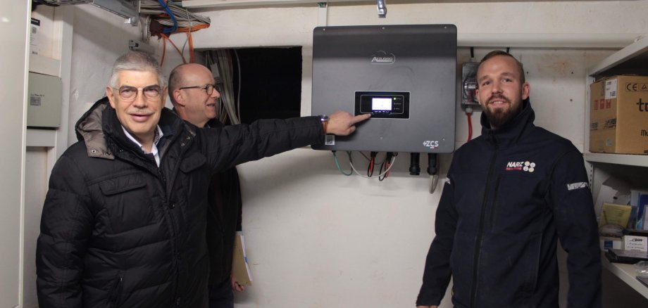 Der Strom fließt: Landrat Manfred Görig (links) ist dabei, als die neue PV-Anlage auf dem Dach des Amtes für Hochbau, Energie und Gebäudewirtschaft in der Färbergasse 3 in Alsfeld in Betrieb geht. Die Installation wurde maßgeblich von Jürgen Henke (Zweiter von links) betreut, für den Anschluss zeichnet Moritz Narz (Elektro-Technik Narz Herbstein) verantwortlich.