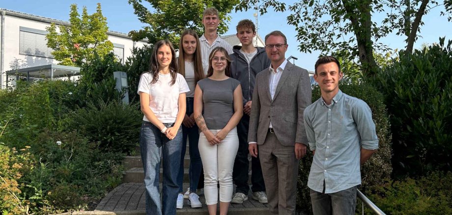 Landrat Dr. Jens Mischak (Zweiter von rechts) begrüßt zusammen mit Ausbildungsleiter Timo Walper (rechts) die neuen Auszubildenden, die ihre Ausbildung beim Vogelsbergkreis starten. Emely Dickel (von links), Lara Reinhardt, Nils Rittler, Lena Steiner und Jannik Rühl lernen gemeinsam ihren zukünftigen Arbeitgeber kennen.