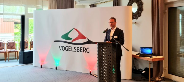 Dr. Jens Mischak, Erster Kreisbeigeordneter und Wirtschaftsdezernent, begrüßt die Vogelsberger Unternehmerinnen und Unternehmer in Schwalmtal-Rainrod.