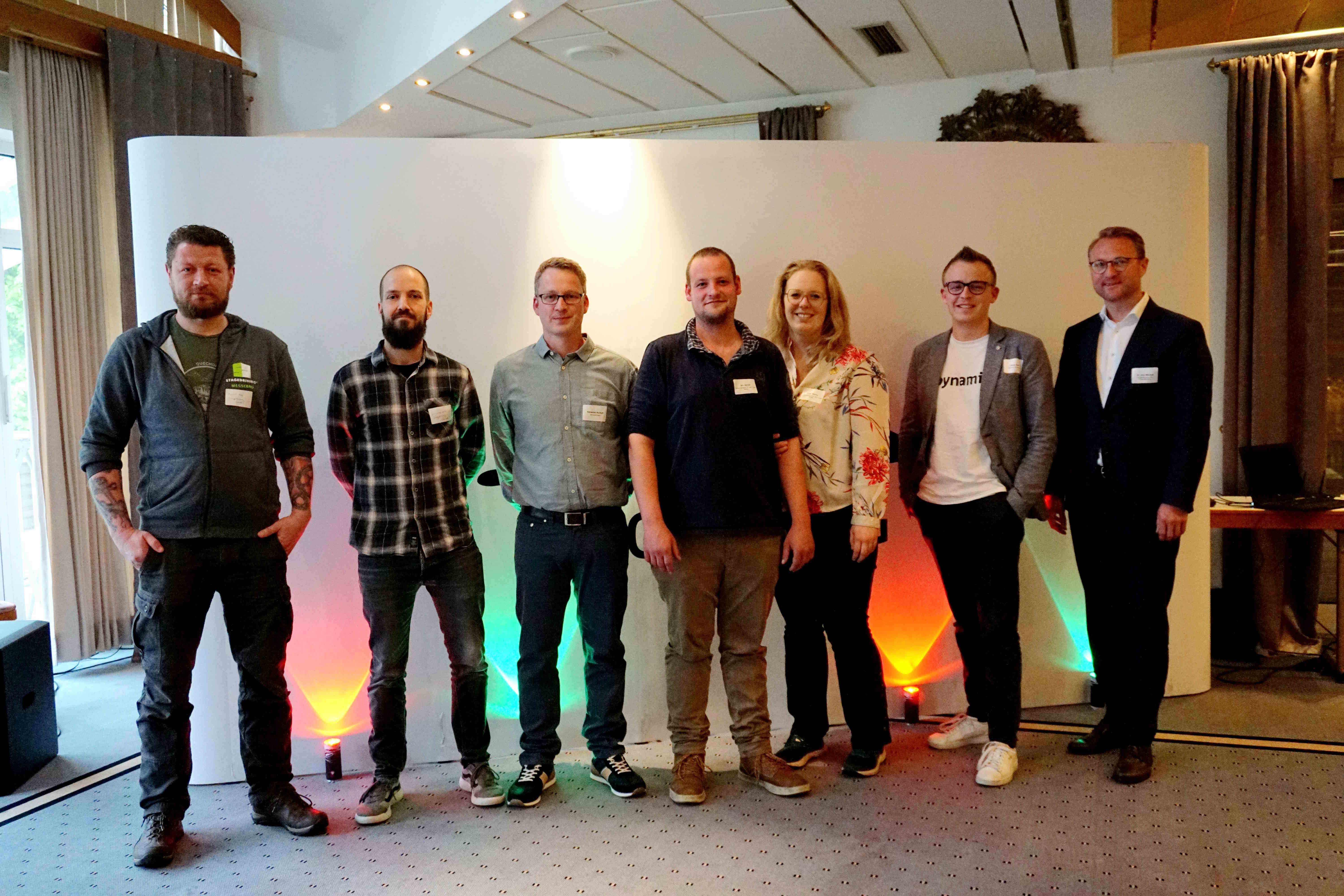 Dr. Jens Mischak, Erster Kreisbeigeordneter, gemeinsam mit den Vertreterinnen und Vertretern aus der heimischen Wirtschaft. Prokurist Julian Kipper (von rechts) von der Toynamics Europe GmbH in Groß-Eichen, Luisa und Jan Becker, die gemeinsam die Vulkan Metzgerei führen, Sebastian Aschoff, Firmengründer und CEO der venforce GmbH aus Gemünden, sowie Johannes Greb und Geschäftsführer Marco Neff von stagedriving aus Schotten stellen ihre Unternehmen und Ideen vor.